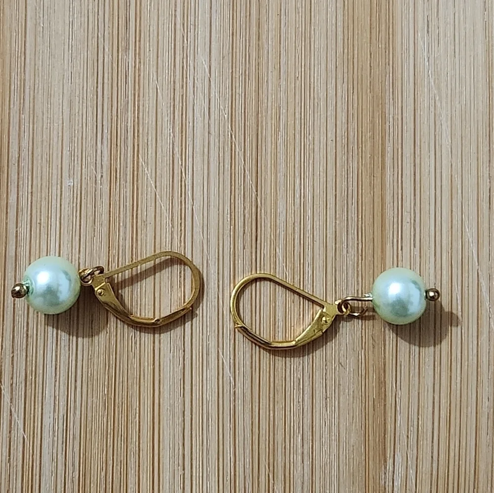Hand Crafted Elegant Pastel Green  Pearl Drop Earrings Pierced - Picture 6 of 7